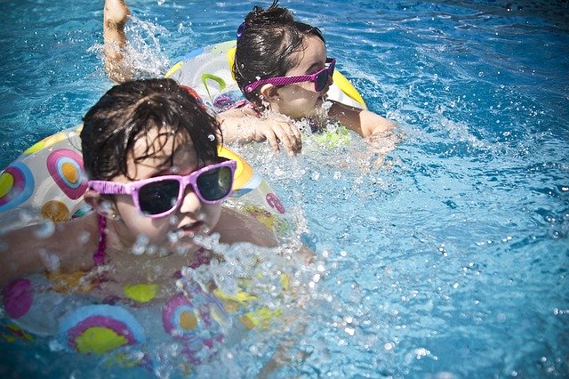 Plavající děti